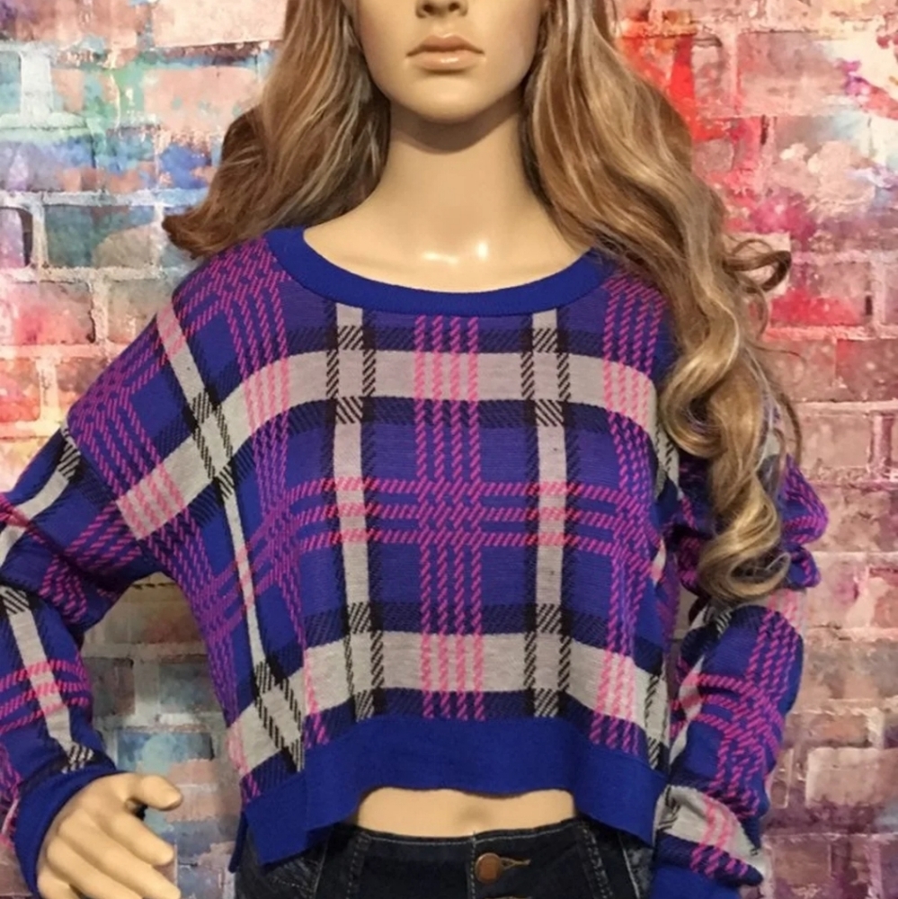 Beautiful blue cropped sweater with neon pink line